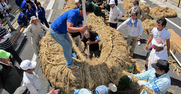 糸満人がこぞって参加する衆人綱（すにんじな）