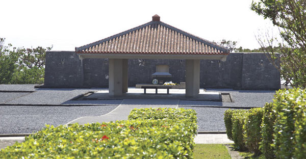 県民がお墓参りに訪れる、国立沖縄戦没者墓苑